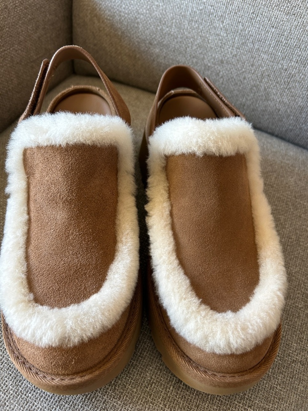 BRAND NEW Ugg Esmee Leather Clog, Shearling Trim, Size 9 - Picture 3 of 9